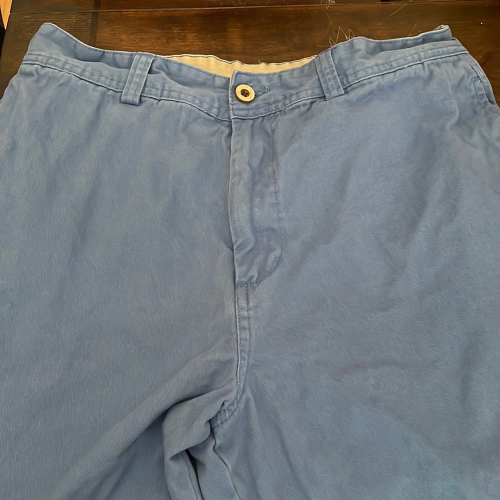 Nice dress shorts. 2 side, pockets and two pockets in the back.
